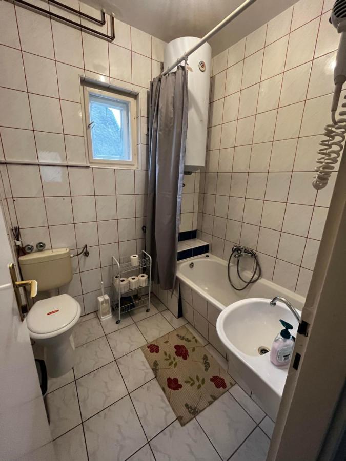 Benitta Vendeghaz Apartment ไฮจ์ดุสโซบอสโล ภายนอก รูปภาพ