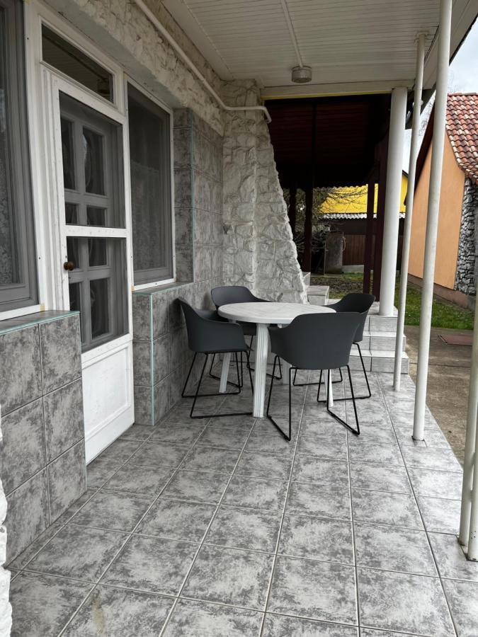 Benitta Vendeghaz Apartment ไฮจ์ดุสโซบอสโล ภายนอก รูปภาพ