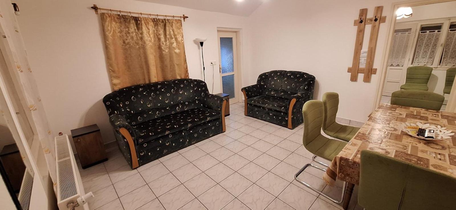 Benitta Vendeghaz Apartment ไฮจ์ดุสโซบอสโล ภายนอก รูปภาพ