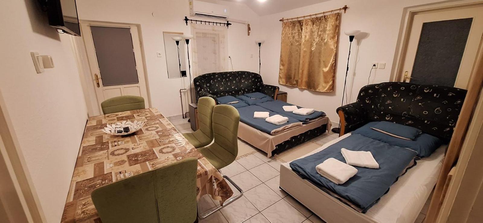 Benitta Vendeghaz Apartment ไฮจ์ดุสโซบอสโล ภายนอก รูปภาพ