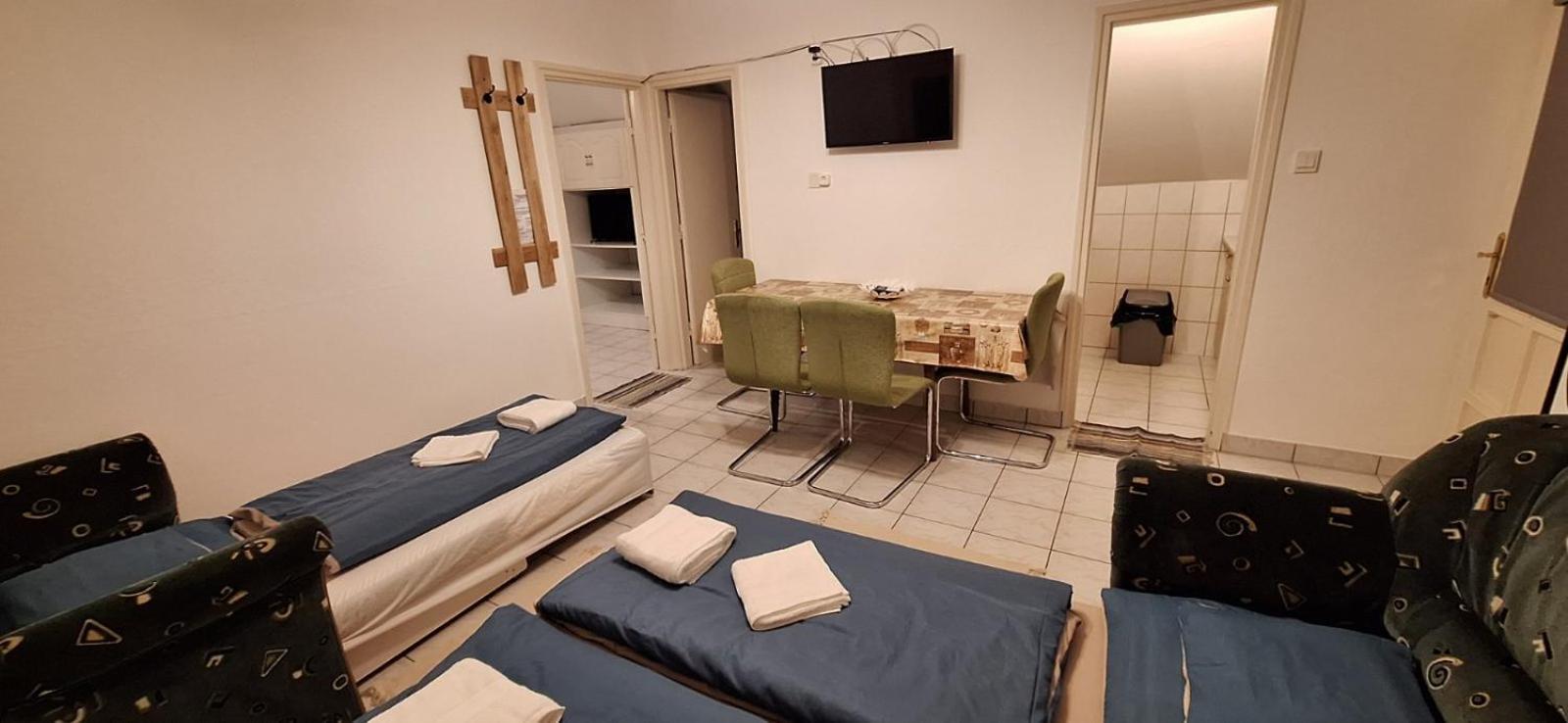Benitta Vendeghaz Apartment ไฮจ์ดุสโซบอสโล ภายนอก รูปภาพ