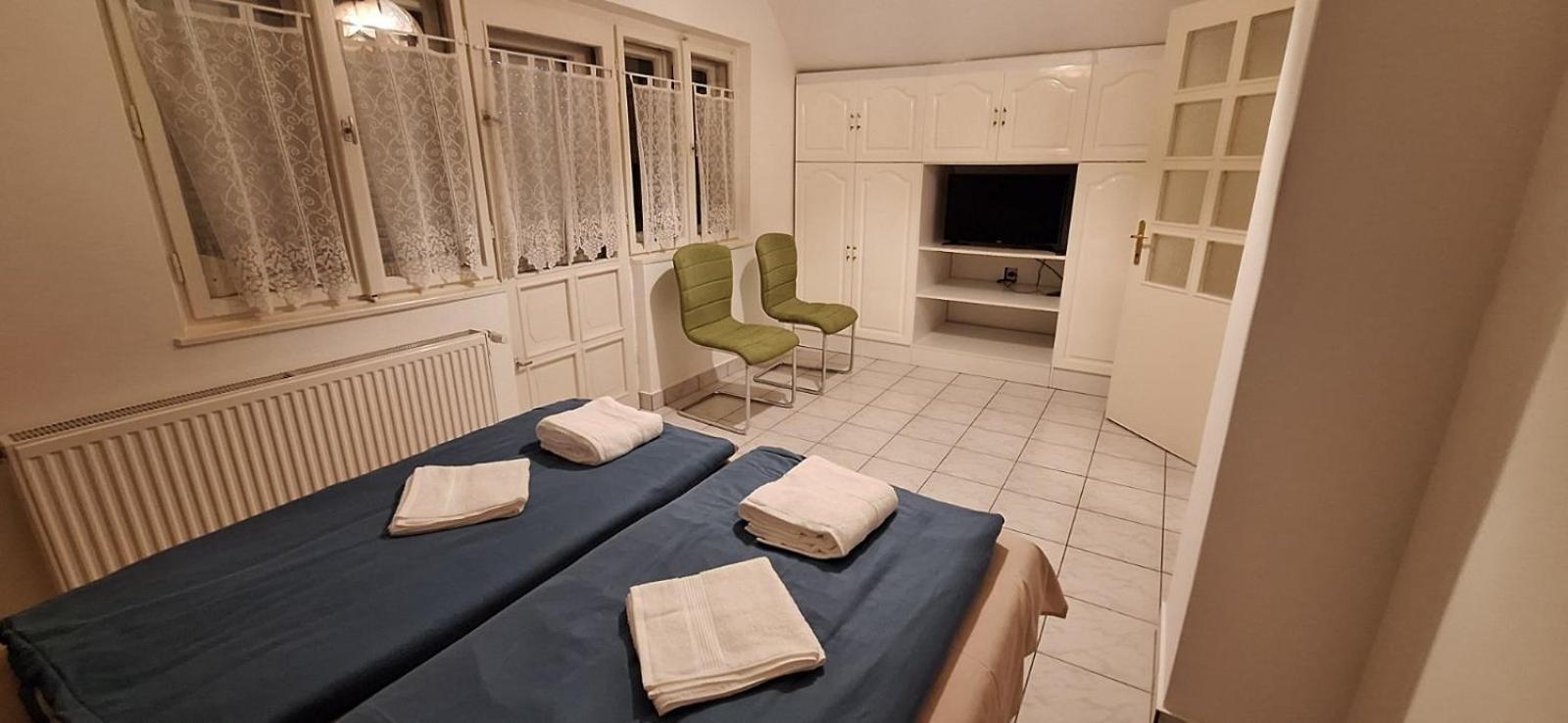 Benitta Vendeghaz Apartment ไฮจ์ดุสโซบอสโล ภายนอก รูปภาพ
