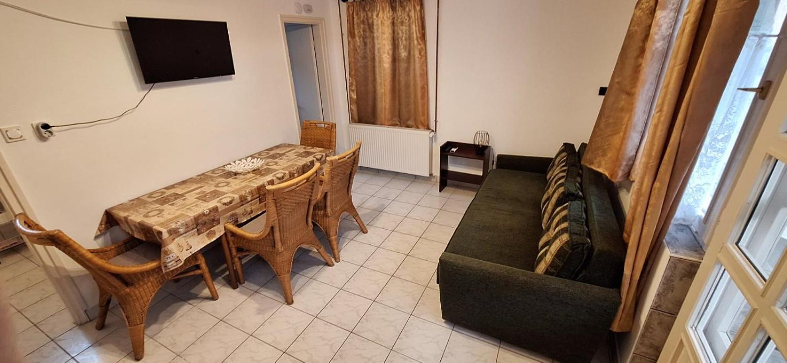 Benitta Vendeghaz Apartment ไฮจ์ดุสโซบอสโล ภายนอก รูปภาพ