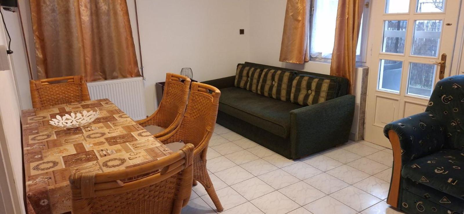 Benitta Vendeghaz Apartment ไฮจ์ดุสโซบอสโล ภายนอก รูปภาพ
