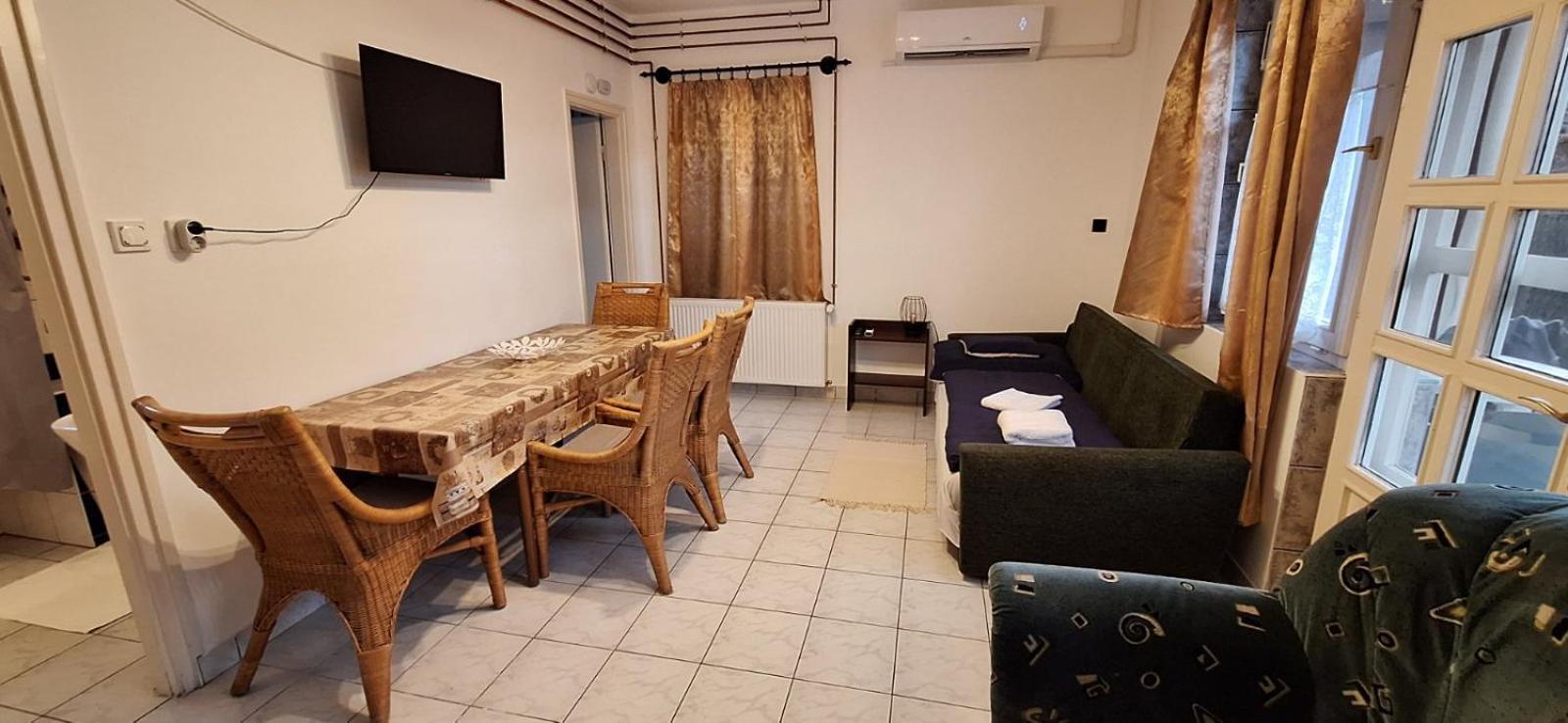 Benitta Vendeghaz Apartment ไฮจ์ดุสโซบอสโล ภายนอก รูปภาพ