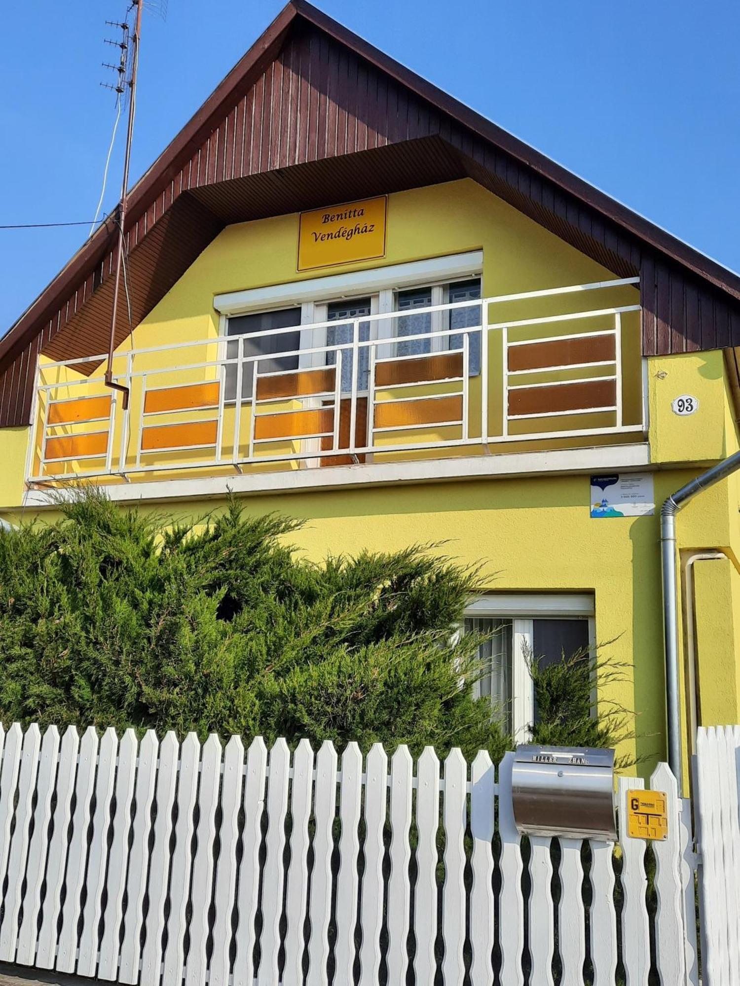 Benitta Vendeghaz Apartment ไฮจ์ดุสโซบอสโล ภายนอก รูปภาพ